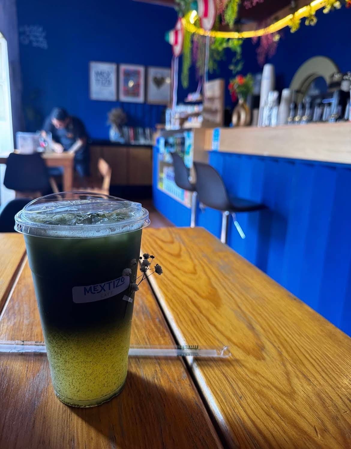 Matcha Coco Frío servido en vaso sobre una mesa de madera en Mextizo Café