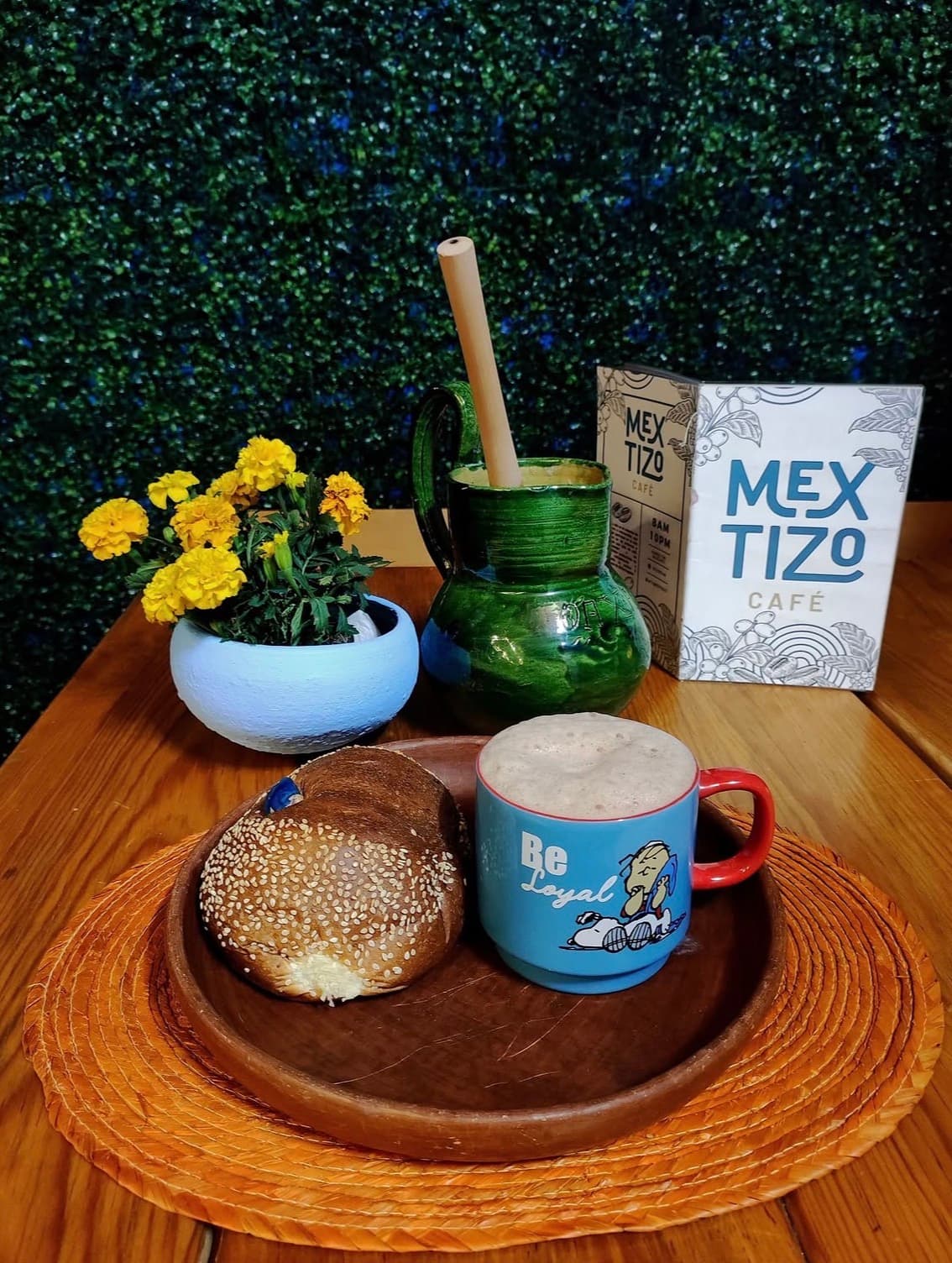 Composición de productos Mextizo Café con pan dulce, taza y empaque de la marca